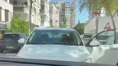 Trafikte Kadınlara Tabanca Doğrulttu
