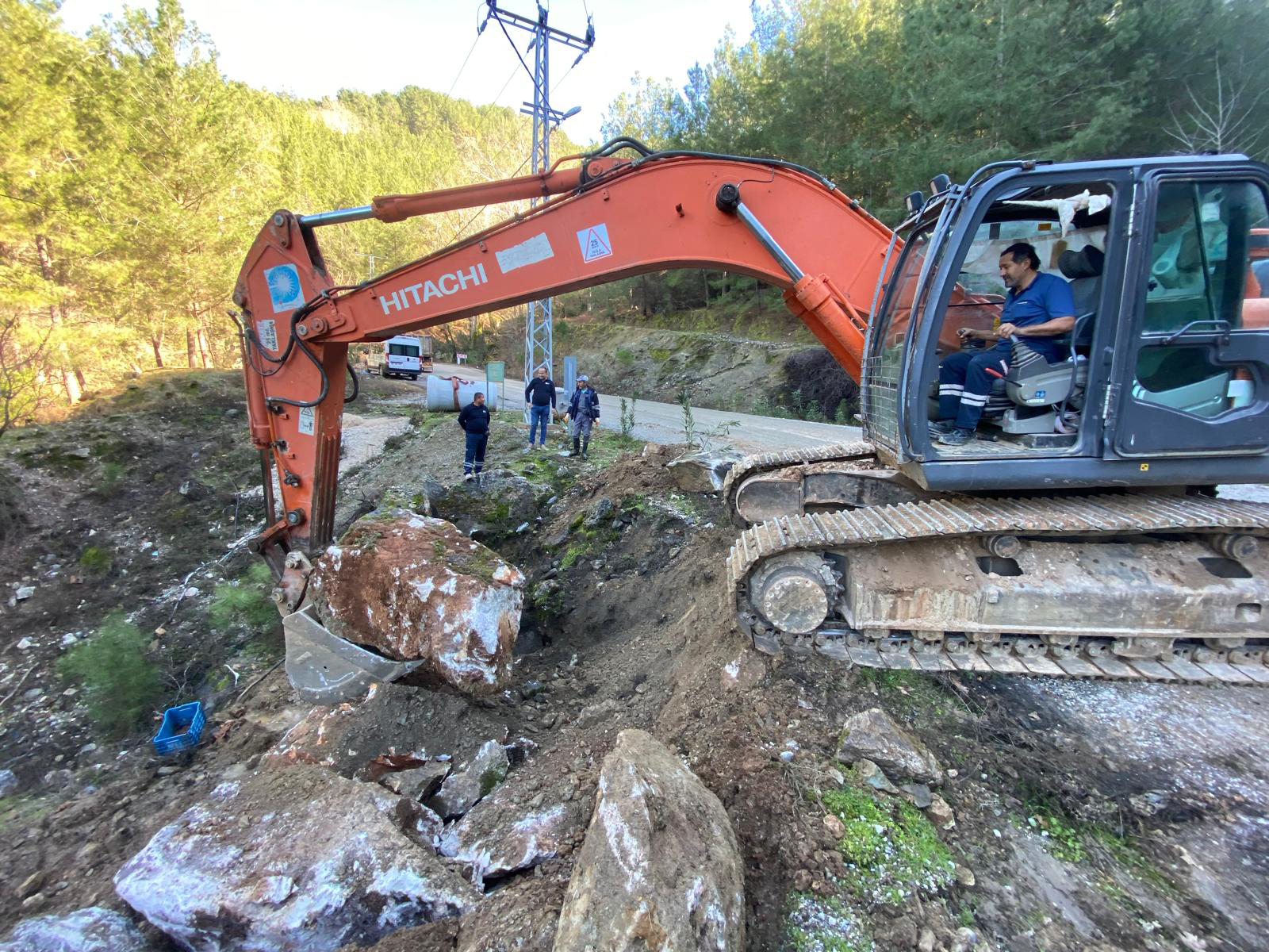 Alanya kırsalında yol mesaisi
