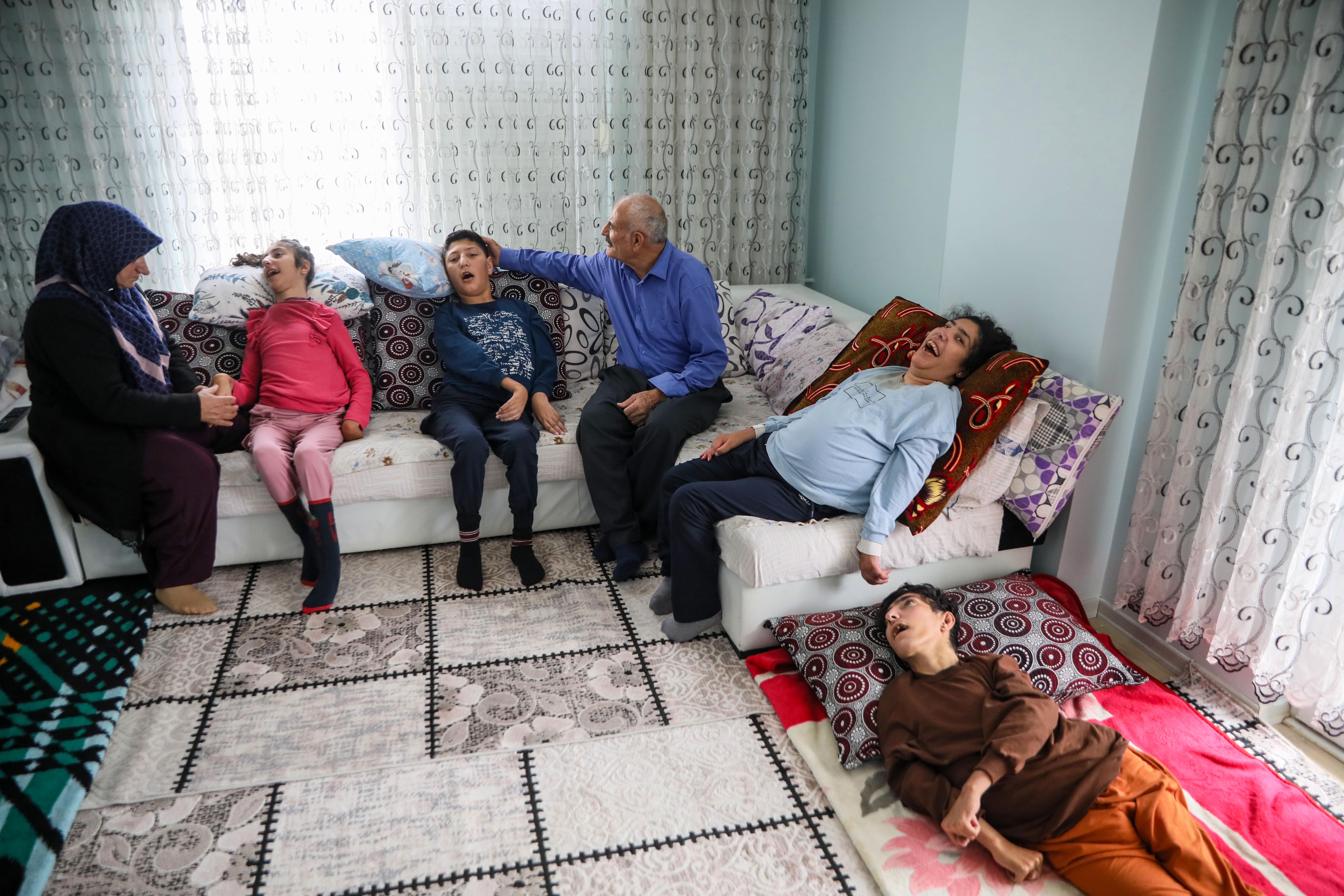 Antalya- ALS hastası 4 kardeş, fizik tedavi desteği bekliyor 