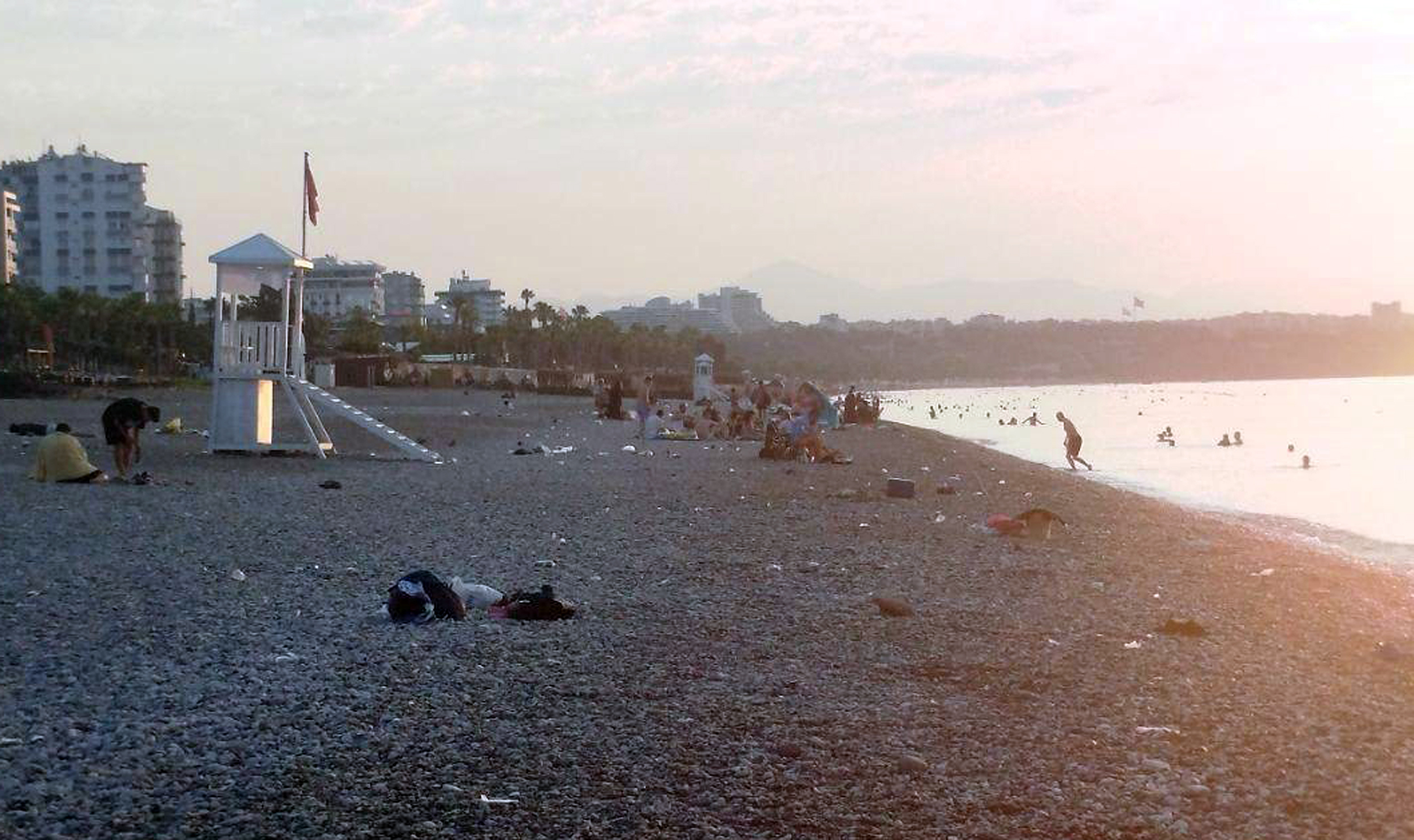 Sıcaktan Bunalanlar Sahilde Sabahlıyor