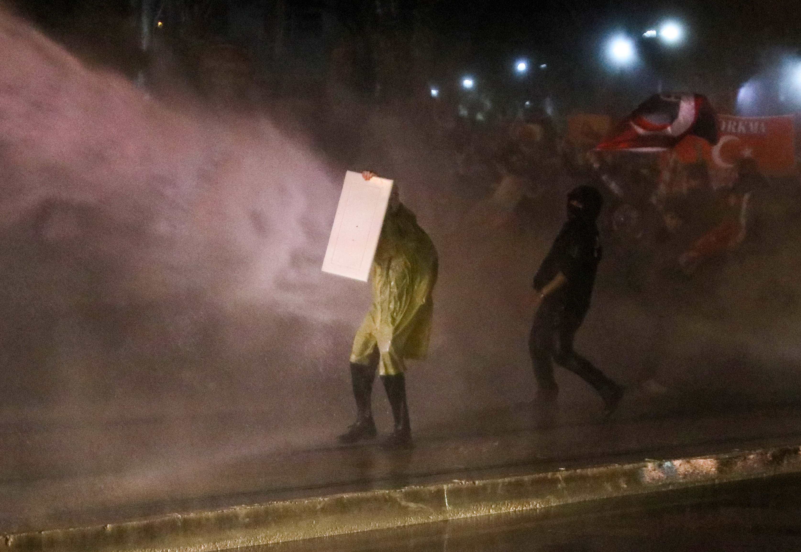 Antalya'da 'İmamoğlu' protestosunda TOMA'lı müdahale; 25 gözaltı