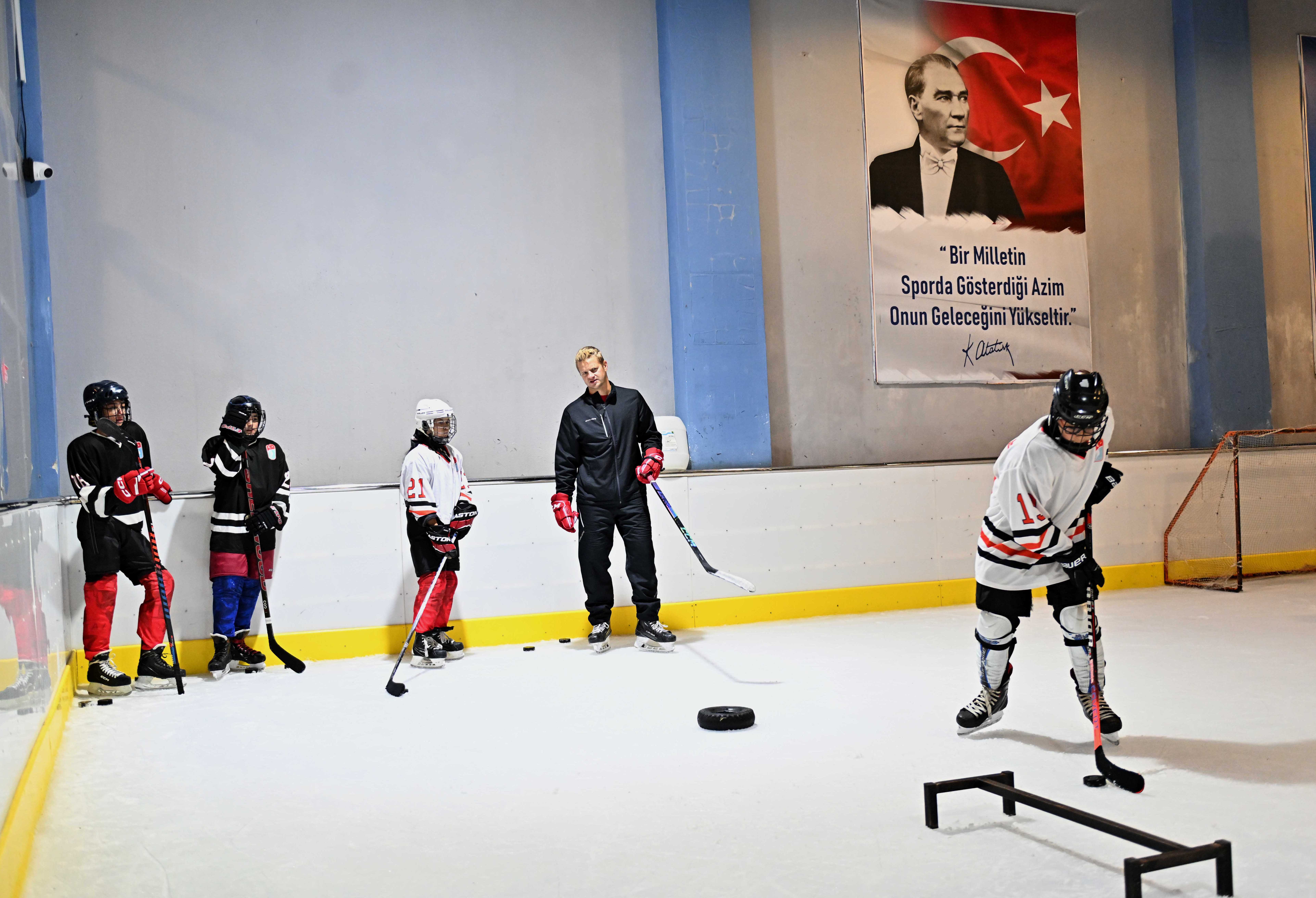 Antalya'da Buz Hokeyi Heyecanı