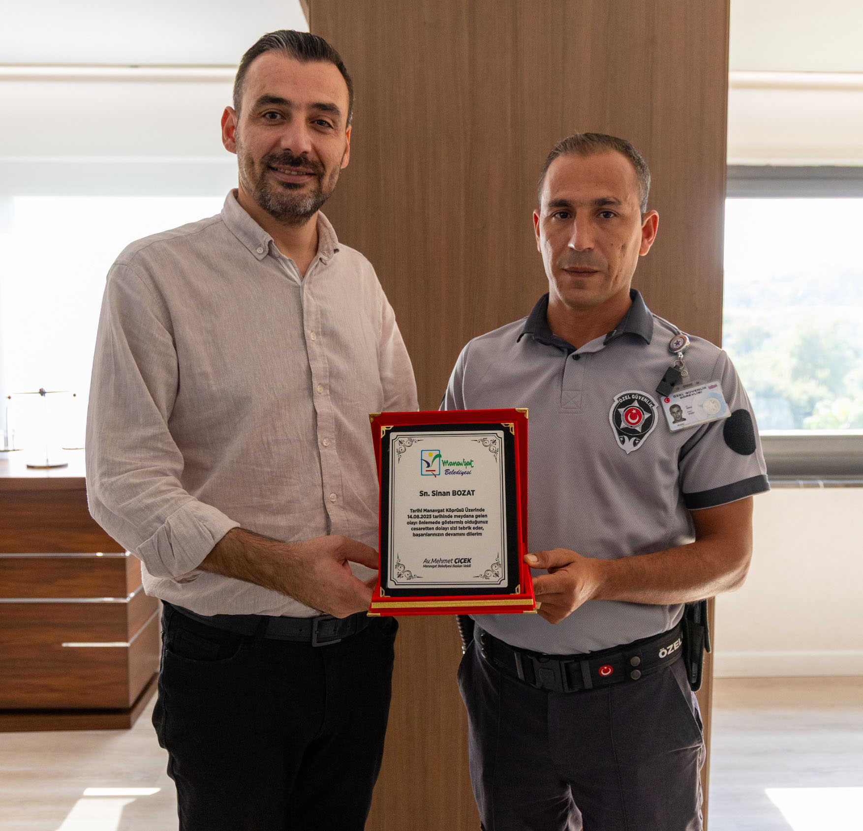 Kahraman Güvenlik Görevlisine Plaket