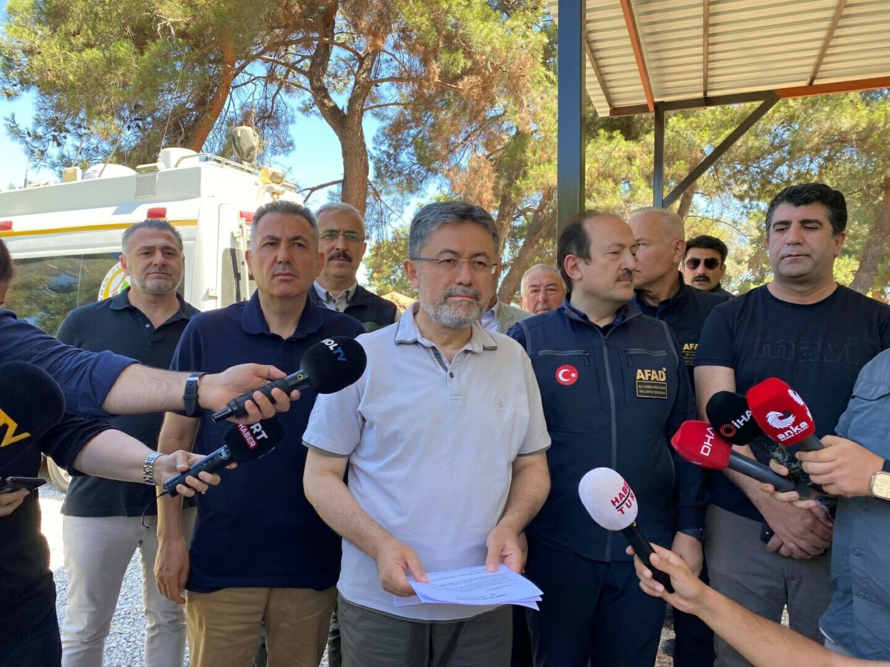 İzmir'de Yangın Yerleşim Yerlerine Sıçradı