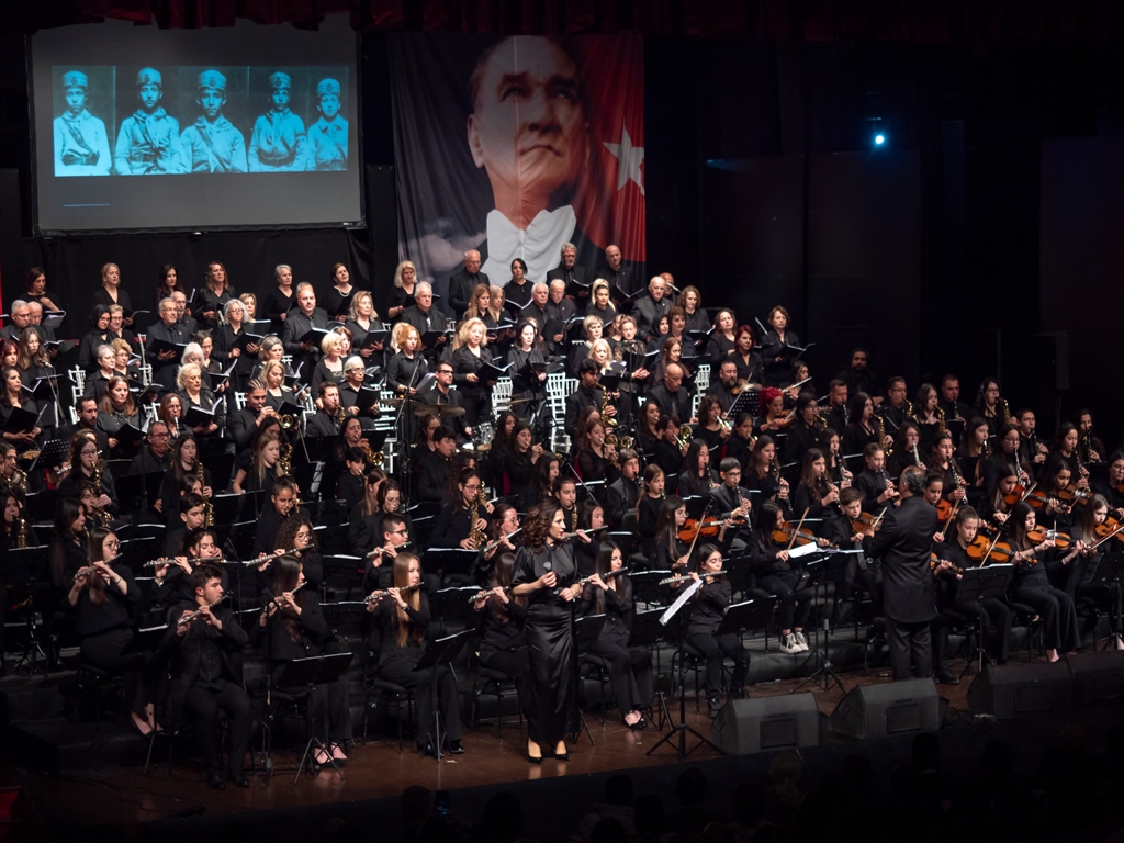 Dev orkestradan 'Vatana Vefa' konseri