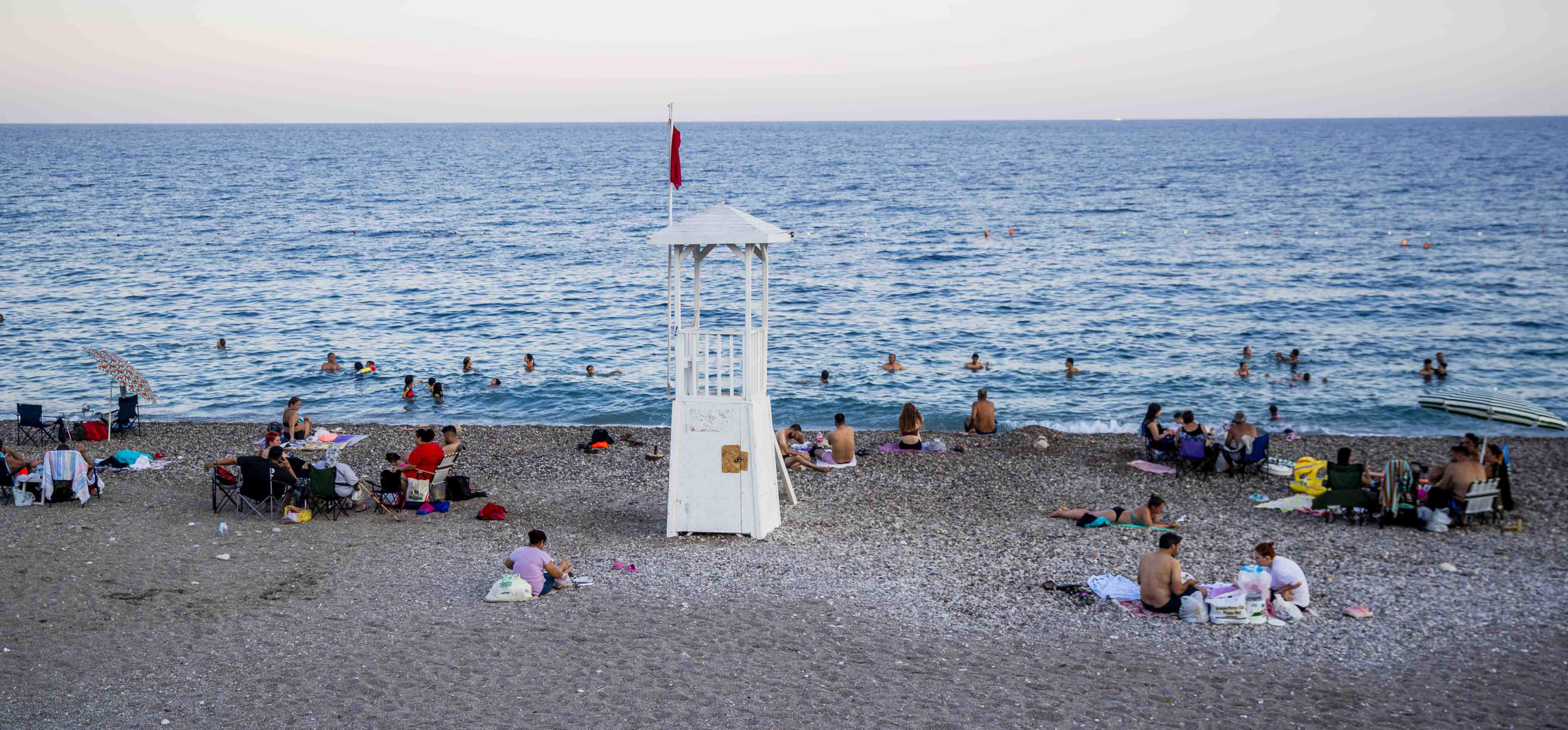 Konyaaltı Sahili'ne Akşam da Cankurtaran Şart