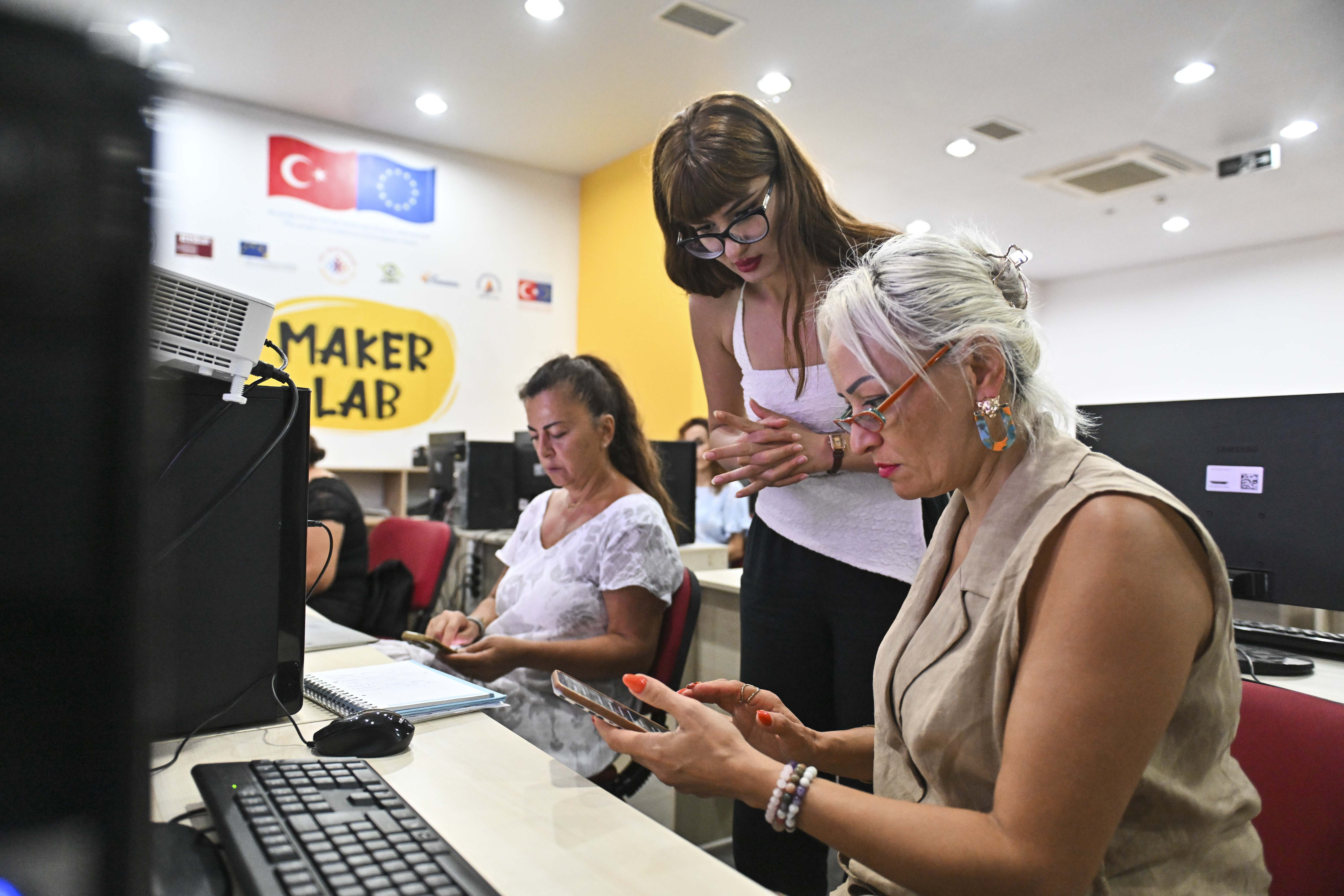 Kadınlara 'Dijital Çağ' Eğitimi