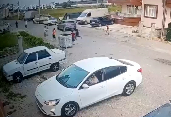 Otomobilin çarptığı çocuk ağır yaralandı