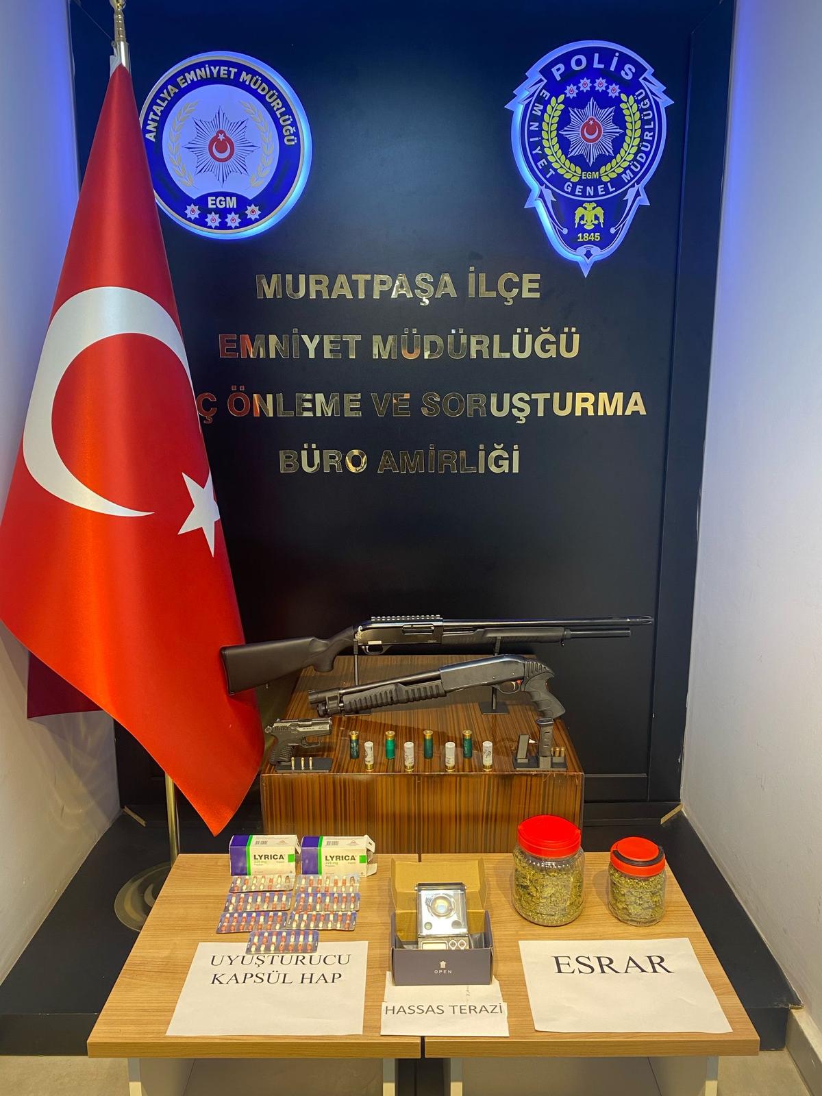Polis, 4 adreste tüfek, tabanca ve esrar maddesi ele geçirdi