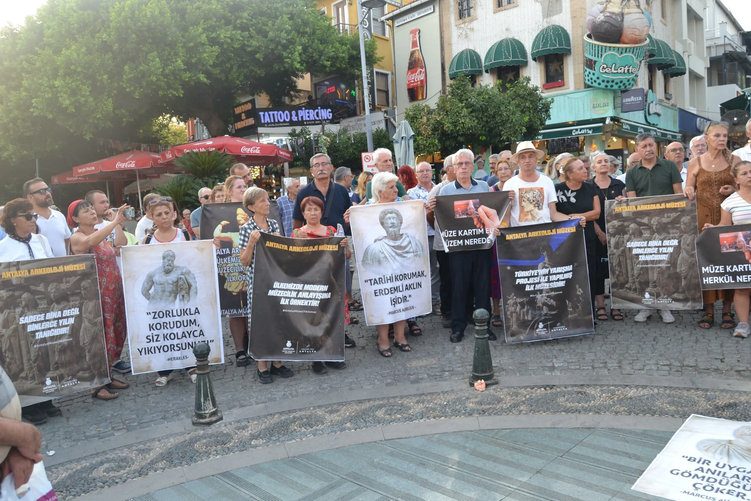 Attalos Heykeli Önünde Müze Protestosu