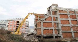 Alanya Belediyesi, riskli bir binaların yıkımına başladı