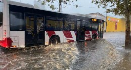 İzmir’de sağanak; cadde ve sokaklar göle döndü