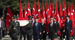 Bakan Bak, öğrenciler ve sporcularla Anıtkabir’i ziyaret etti