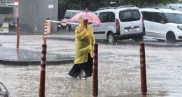 Bursa’da sağanak; sokak ve caddeler göle döndü