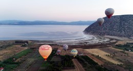 Salda Gölü’nün güzelliğini, sıcak hava balonlarıyla keşfettiler