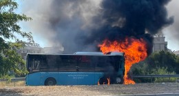 ANTALYA Seyir halinde alev alan belediye otobüsü yandı; sürücü yolcuları zamanında tahliye etti