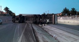 Lastiği patlayan TIR devrildi, şoför yaralandı