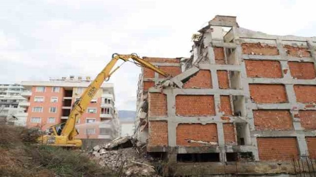 Alanya Belediyesi, riskli bir binaların yıkımına başladı