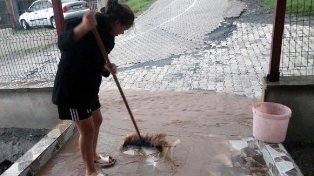 Hatay’da sağanak; ev ve iş yerleri su ile doldu