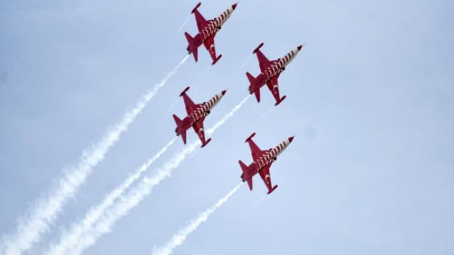 Antalya ‘da Türk Yıldızları’ndan ‘Ata’ya Saygı’ uçuşu