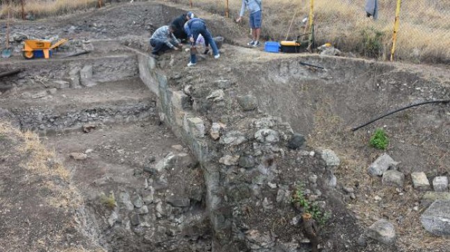 Phokaia Antik Kenti’ndeki 2 bin 400 yıllık tiyatro ortaya çıkarılıyor