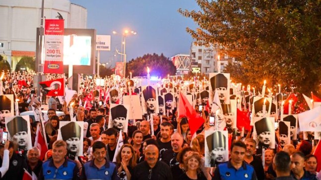 Muratpaşa’da binler Ata’ya Saygı yürüyüşünde bir araya geldi