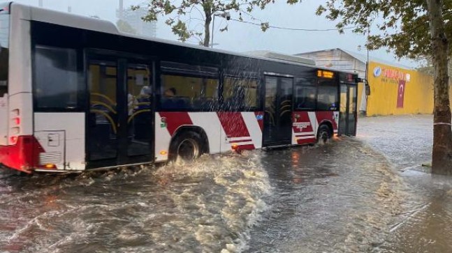 İzmir’de sağanak; cadde ve sokaklar göle döndü