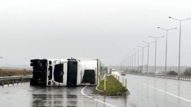 Edirne’de kuvvetli rüzgar, TIR devirdi