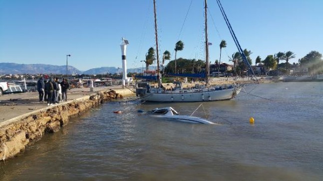 Antalya’da fırtına; ağaçlar devrildi, tekne battı