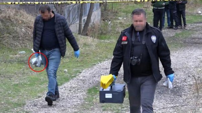 Tuvalet ihtiyacını gidermek isterken, tekme attığı poşetten el bombaları çıktı