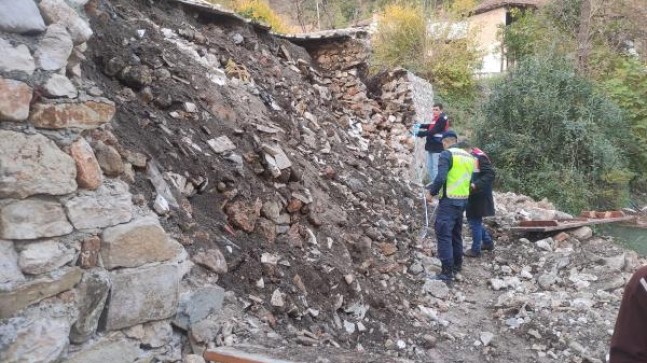 3 arkadaşıyla bankta otururken yıkılan istinat duvarının altında kalan Mihriban, öldü