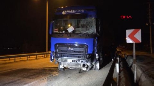 Burdur’da ters yöne giren TIR bariyere çarptı