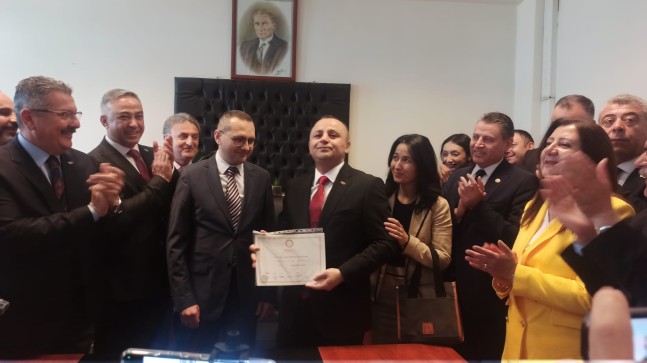 CHP’nin 47 yıl sonra kazandığı Amasya’da, Başkan Sevindi mazbatasını aldı