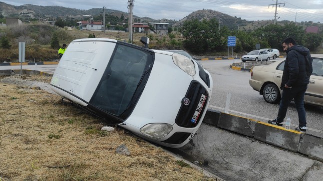 Polis aracı refüje devrildi