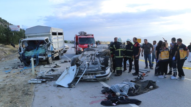 Nişan alışverişi dönüşü kaza: 3 ölü, 2 yaralı