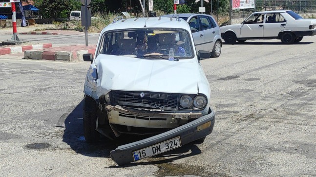 Otomobille minibüs çarpıştı: 3 yaralı