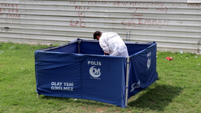 Parkta yarı çıplak halde ölü bulundu