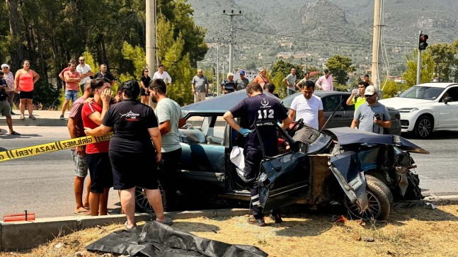 Muğla’da kavşakta minibüsle çarpışan otomobilin sürücüsü öldü