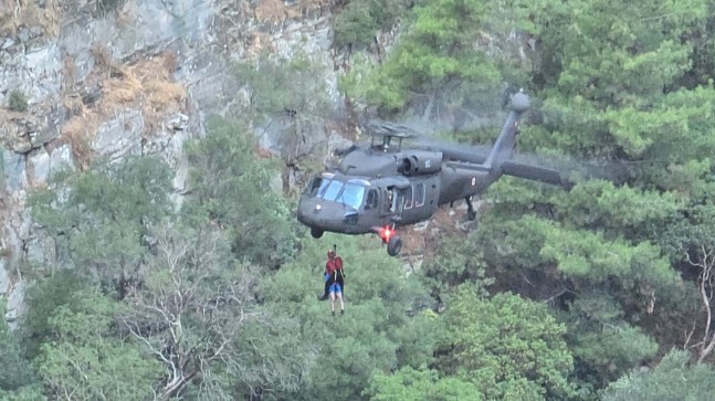 Kaz Dağları’nda mahsur kalan 10 kişi helikopterle kurtarıldı