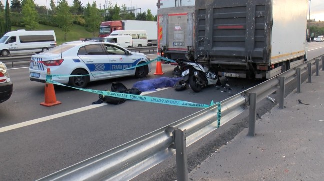 Küçükçekmece TEM Otoyolunda kamyonete arkadan çarpan motosiklet sürücüsü öldü