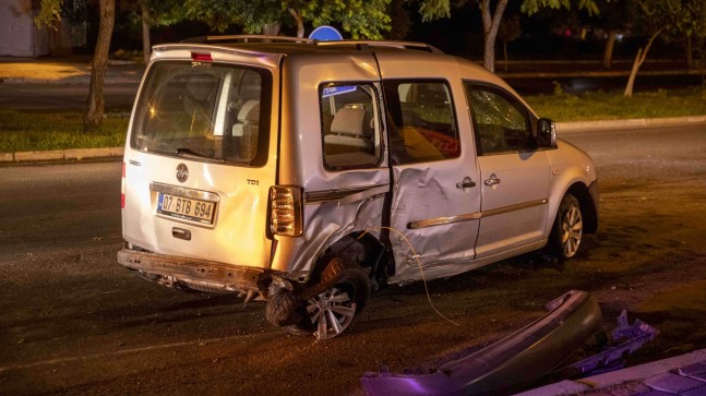 Ehliyetsiz sürücü otomobili hurdaya çıkardı