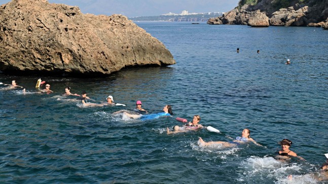 Muratpaşa’nın mavi bayraklı plajında su cimnastiği