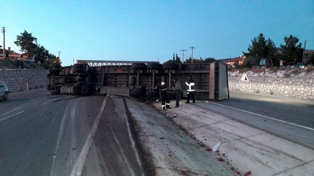 Lastiği patlayan TIR devrildi, şoför yaralandı