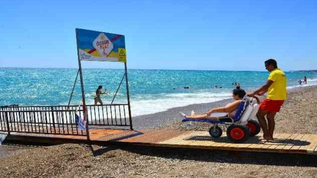 MANAVGAT’TA ENGELLİ VATANDAŞLARA “ÖZGÜR PLAJ” AYRICALIĞI