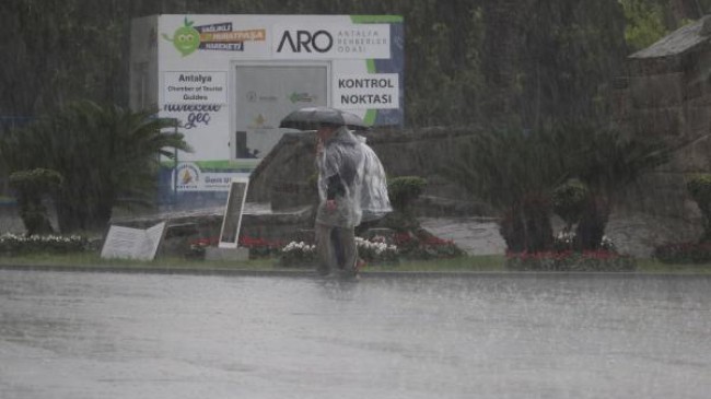 Antalya’da fırtınada tekne battı, uçaklar inemedi