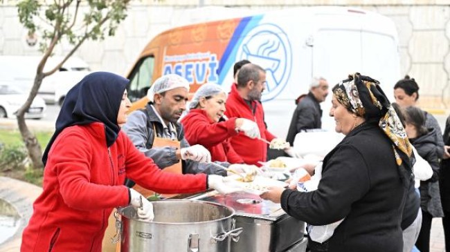 Muratpaşa ‘Komşu Sofrası’nda ilk ikram