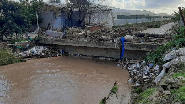 Antalya’da sağanak; ev ve iş yerlerini su bastı