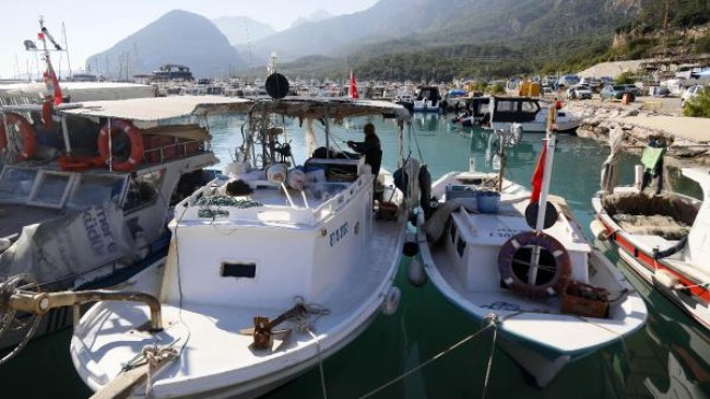 Antalya Körfezi’ndeki kirlilik balıkçıları vurdu; ağları boş dönüyorlar