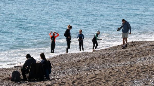 Antalya’da ocak ayı ortasında denize girdiler