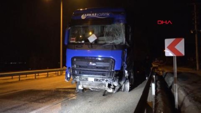 Burdur’da ters yöne giren TIR bariyere çarptı